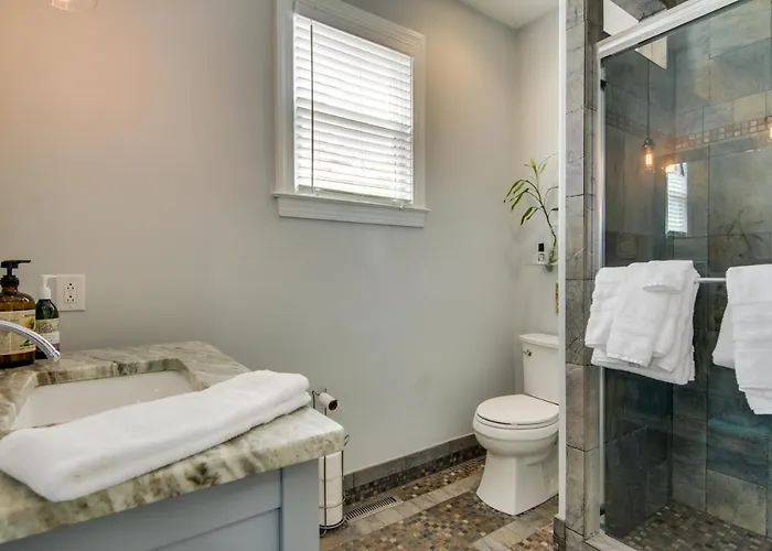 Walk To Beach! Group-friendly Ocean Getaway Ferienhaus
