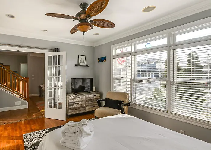 Ferienhaus Walk To Beach! Group-friendly Ocean Getaway